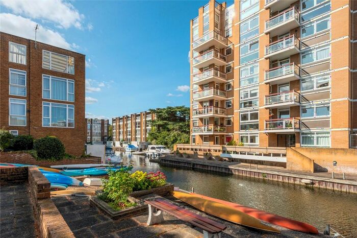 2 Bedroom Flat To Rent In Thamespoint, Fairways, TW11