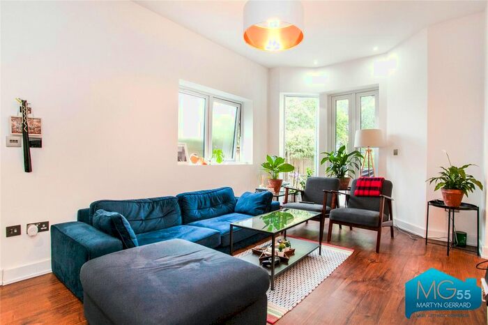 2 Bedroom Flat To Rent In High Road, London, N2