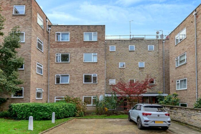 2 Bedroom Flat To Rent In Richmond Court, Queens Road, Kingston Upon Thames, KT2