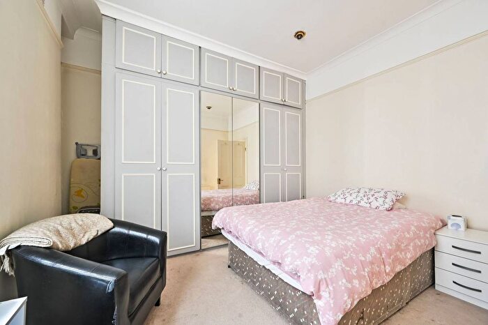 2 Bedroom Flat To Rent In Redcliffe Gardens, Chelsea, London, SW10