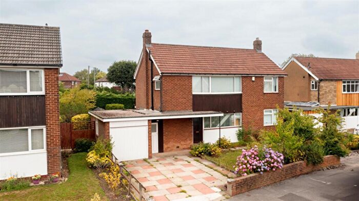 3 Bedroom Detached House For Sale In Grange View Gardens, Shadwell, Leeds, LS17