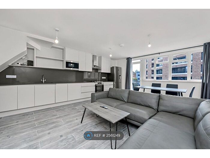 4 Bedroom Flat To Rent In Halstead Court, London, N1