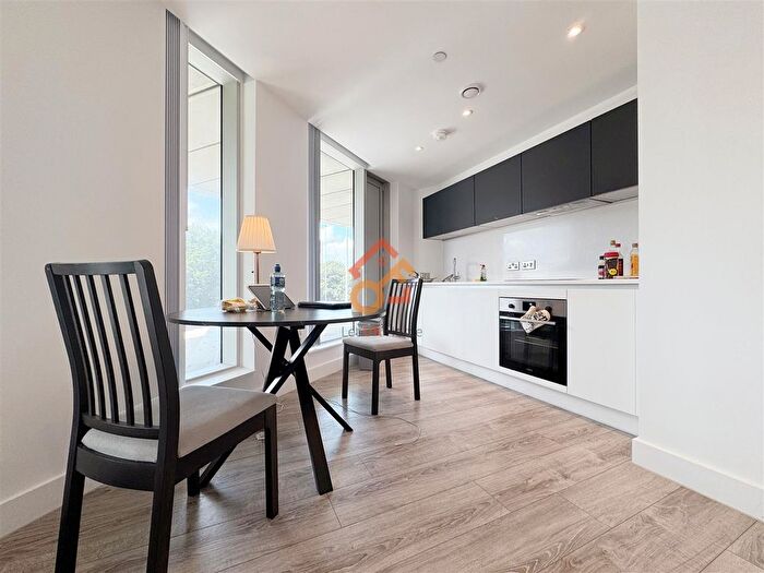 2 Bedroom Flat To Rent In Silvercroft Sreet, Manchester, M15