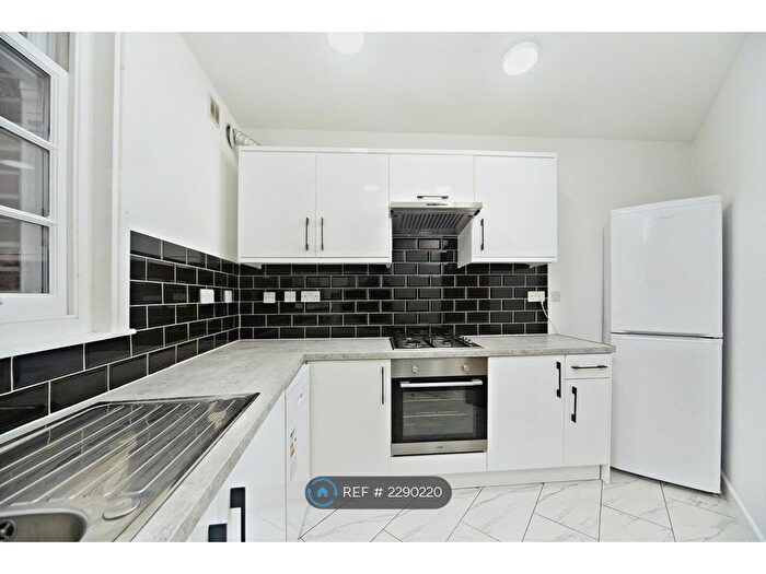 3 Bedroom Flat To Rent In Rydal Road, London, SW16