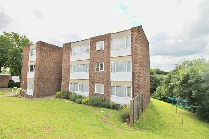 2 Bedroom Flat To Rent In Hillside, Hoddesdon, EN11