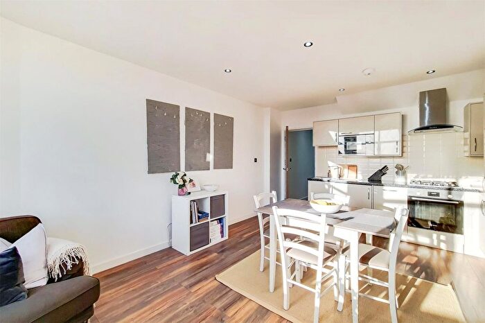 2 Bedroom Flat To Rent In Balham High Road, London, SW12