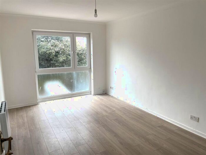 2 Bedroom Flat To Rent In Wick Parade, Wick, Littlehampton, BN17