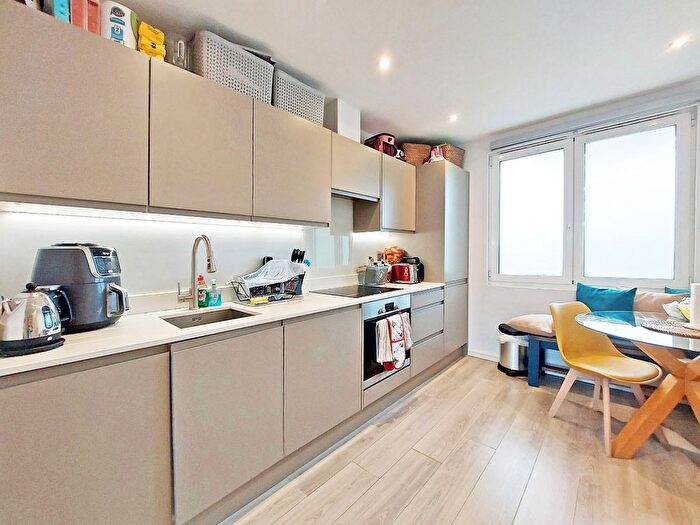 1 Bedroom Flat For Sale In Roxborough Avenue, Harrow, Greater London, HA1