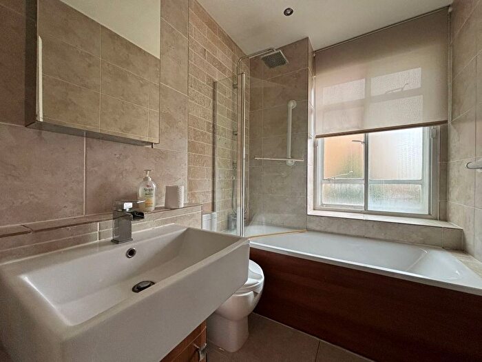 2 Bedroom Flat For Sale In Flat Wesley Court, - Weymouth Street, Marylebone, London, W1G