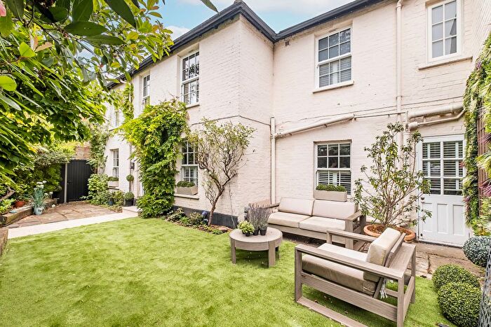 3 Bedroom Semi-Detached House For Sale In St. Johns Grove, Richmond, TW9