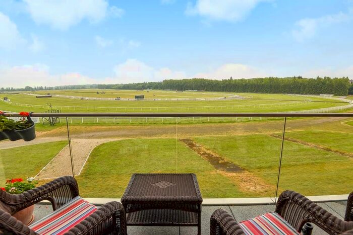 2 Bedroom Flat To Rent In Newbury, Berkshire, RG14