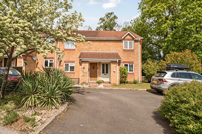 1 Bedroom Maisonette For Sale In Carters Walk, Farnham, Surrey, GU9