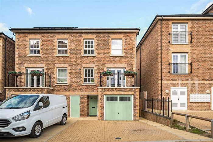 4 Bedroom Semi-detached House For Sale In Balston Road, Maidstone, ME14