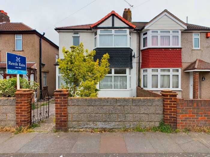 3 Bedroom Semi-Detached House To Rent In Marina Drive, Dartford, DA1