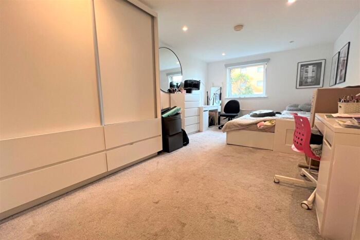 2 Bedroom Apartment To Rent In Inverness Mews, E16