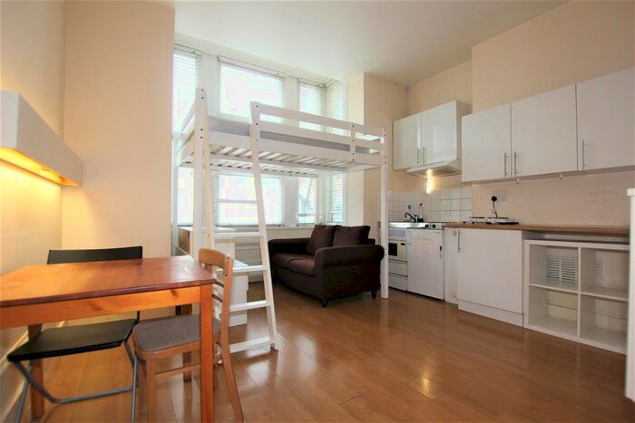 Detached House To Rent In Park Avenue, Alexandra Palace, N22