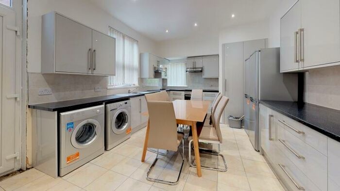 10 Bedroom Terraced House To Rent In Bainbrigge Road, Headingley, Leeds, LS6