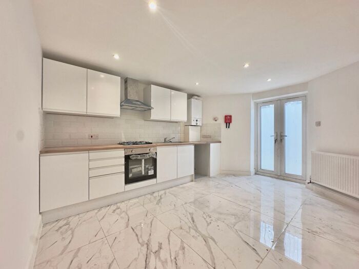 1 Bedroom Flat To Rent In Longley Road, SW17