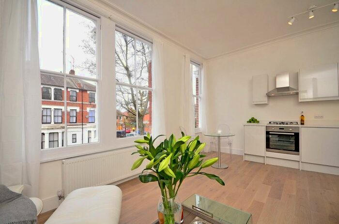 2 Bedroom Flat To Rent In St Helens Gardens, North Kensington, London, W10