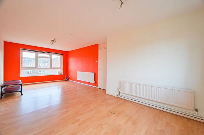 2 Bedroom Flat To Rent In Brierly Gardens, Bethnal Green, London, E2