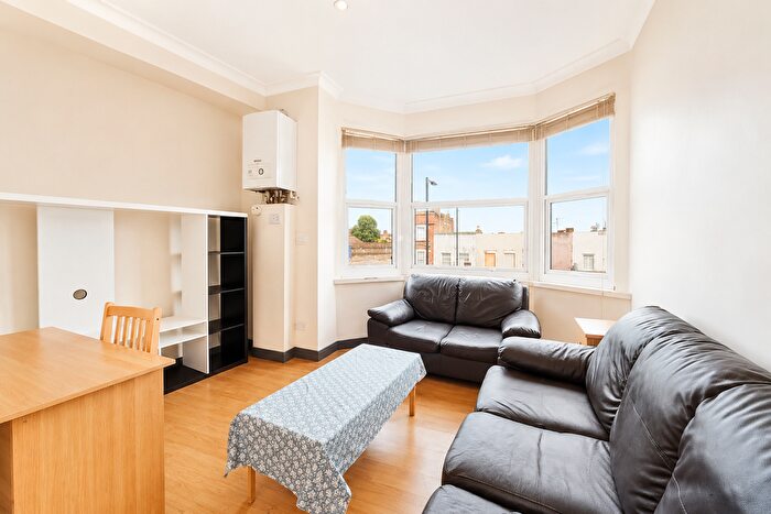 3 Bedroom Flat To Rent In Goldhawk Road, London, W12