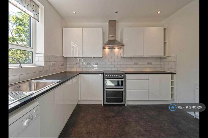 2 Bedroom Flat To Rent In Beechwood Close, London, N2