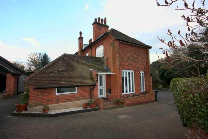 4 Bedroom Semi-Detached House To Rent In Watford Close, Guildford, GU1