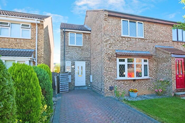 3 Bedroom Semi-detached House For Sale In The Chestnuts, Wigginton, York, YO32