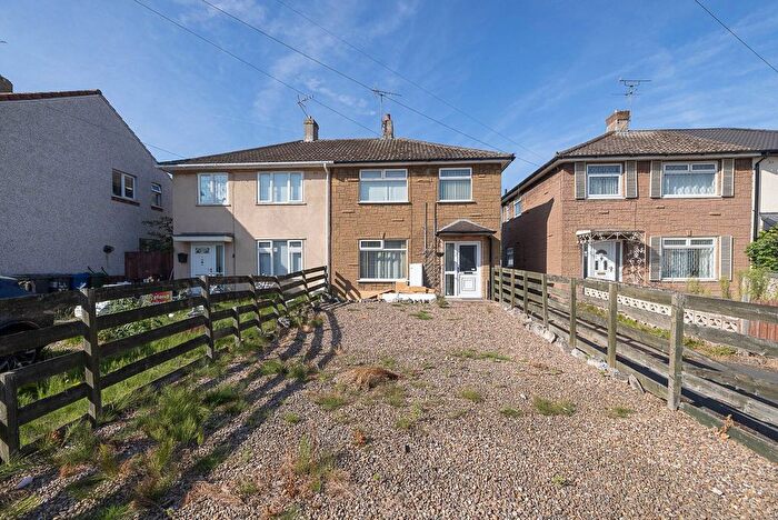 3 Bedroom Semi-Detached House For Sale In Elmfield Road, Rossington, DN11