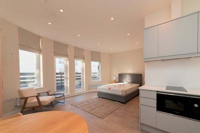 Studio To Rent In High Road, London, N12