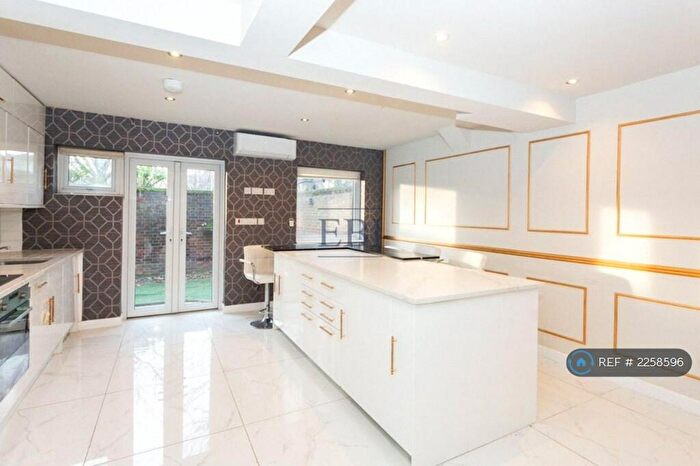 5 Bedroom Semi-Detached House To Rent In Barnfield Place, London, E14