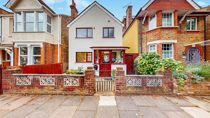 3 Bedroom Detached House For Sale In Cowper Road, Hanwell, W7
