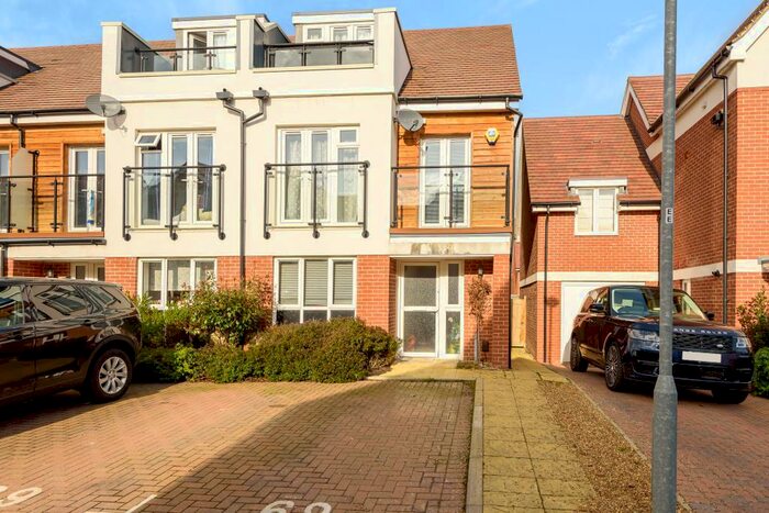 4 Bedroom End Of Terrace House To Rent In Maidenhead, Berkshire, SL6