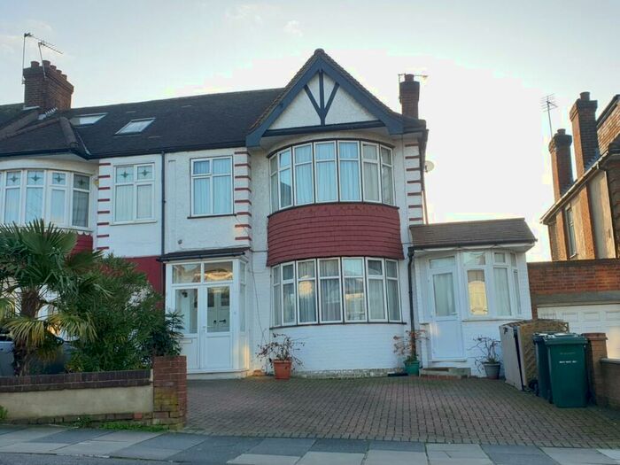 Studio To Rent In Chase Way, Southgate, N14
