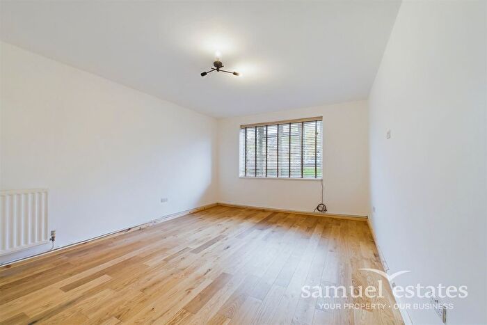 2 Bedroom Flat To Rent In Russell Court, Hopton Road, London, SW16