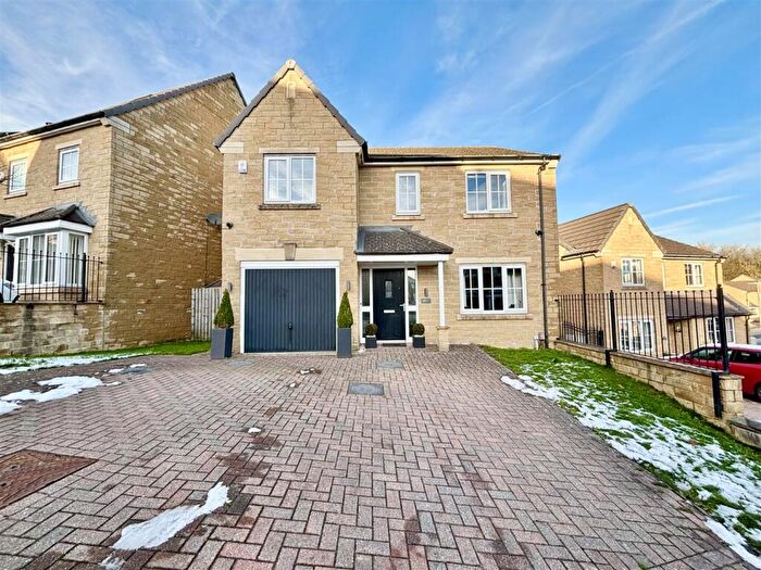 4 Bedroom Detached House For Sale In Harrowins Farm Drive, Queensbury, Bradford, BD13