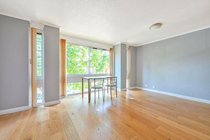 1 Bedroom Flat To Rent In Lovelace Gardens, Surbiton, KT6