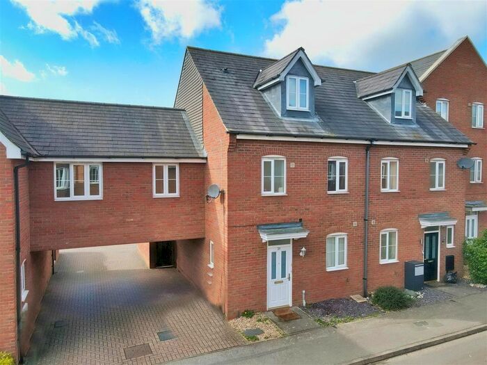 4 Bedroom Semi-Detached House To Rent In Hopton Grove, Newport Pagnell, MK16