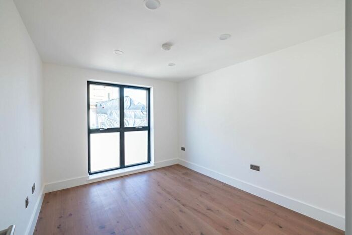 1 Bedroom Apartment To Rent In Portland Road, SE25