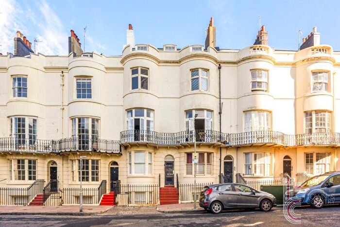 2 Bedroom Flat For Sale In Regency Square, BN1