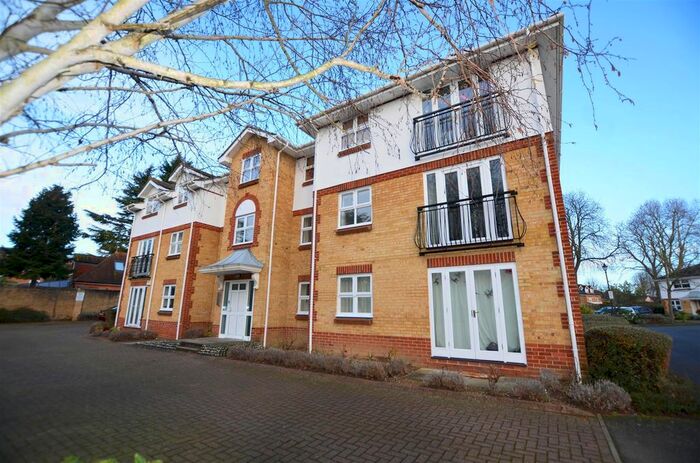 2 Bedroom Flat To Rent In Rosebank Close, Teddington, TW11