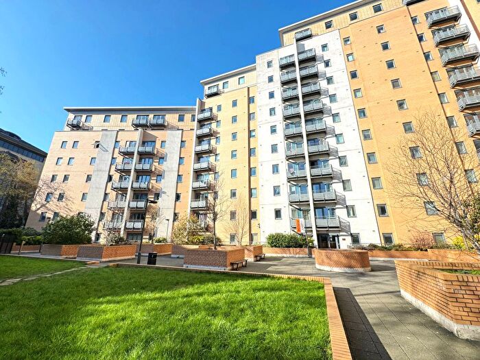 3 Bedroom Flat To Rent In Flat, Aspect, LS2
