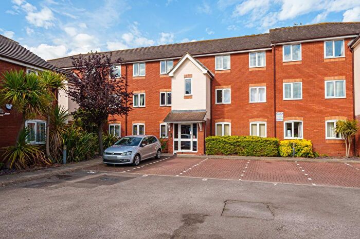 2 Bedroom Flat For Sale In Windsor, Berkshire, SL4