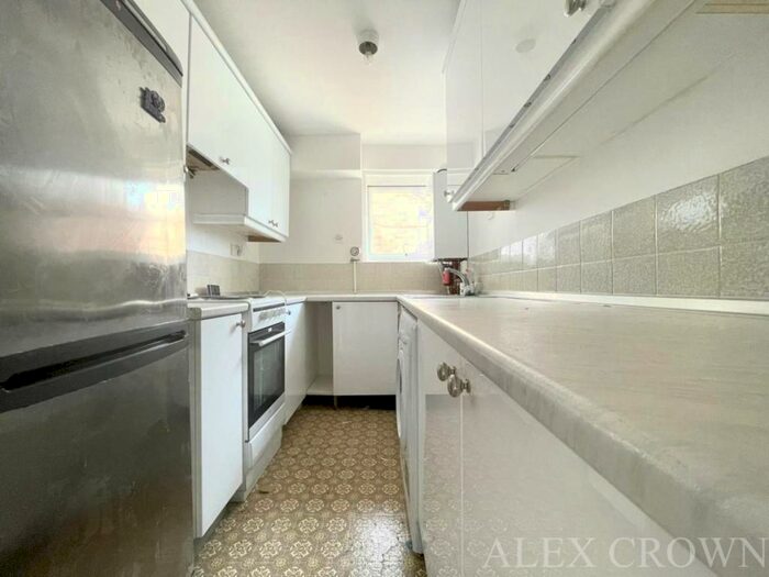 2 Bedroom Flat To Rent In Mintern Close, Hedge Lane, Palmers Green, N13