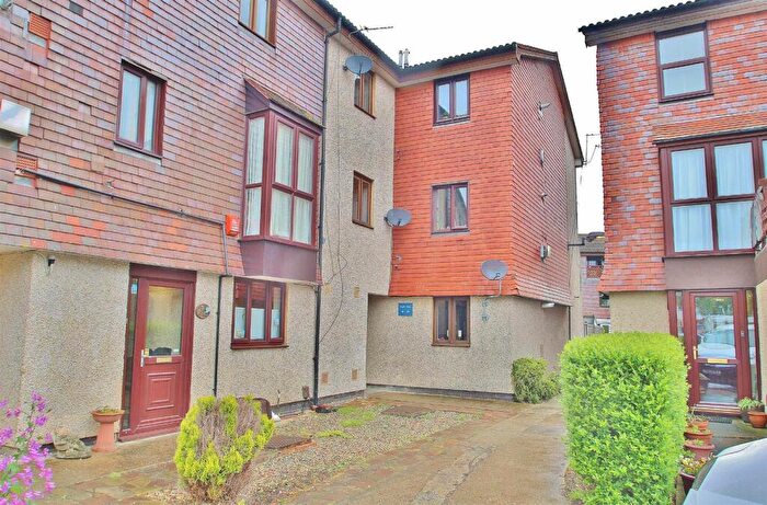 1 Bedroom Flat To Rent In Buttermere Close, Morden, SM4