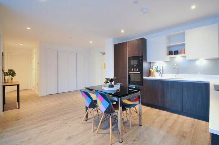 3 Bedroom Flat To Rent In Lockgate Square, Salford, M5