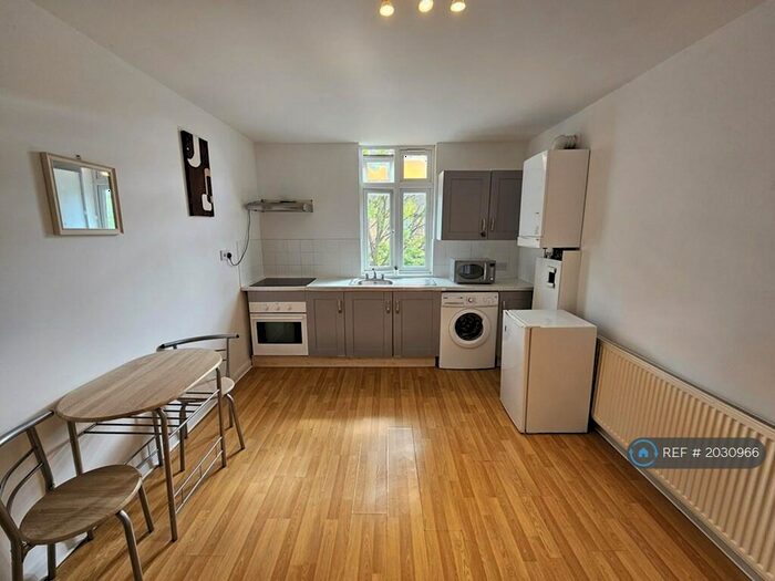 Studio To Rent In Rosebery Avenue, London, N17