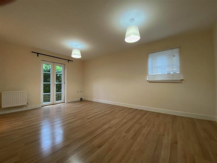 2 Bedroom Flat To Rent In Sandpiper Close, Greenhithe DA9