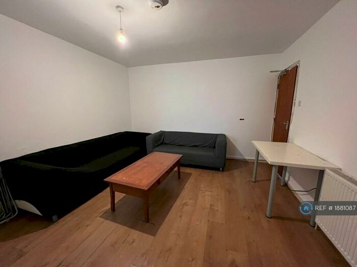 5 Bedroom Semi-Detached House To Rent In Clifton Avenue, Manchester, M14