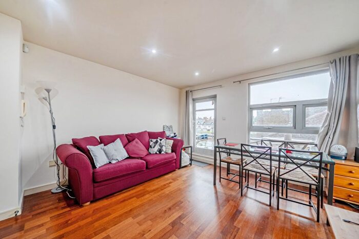 2 Bedroom Flat For Sale In Upper Tooting Road, London, SW17